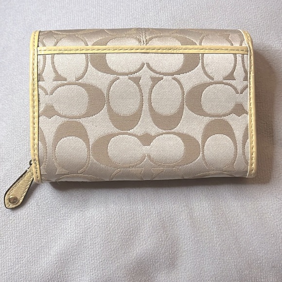 Coach Ashley Signature Canvas Pleated w/Ivory Patent Leather Trim Wallet - Picture 2 of 8